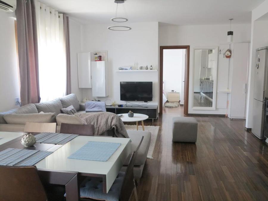 Apartment Nys Spacious Tirana